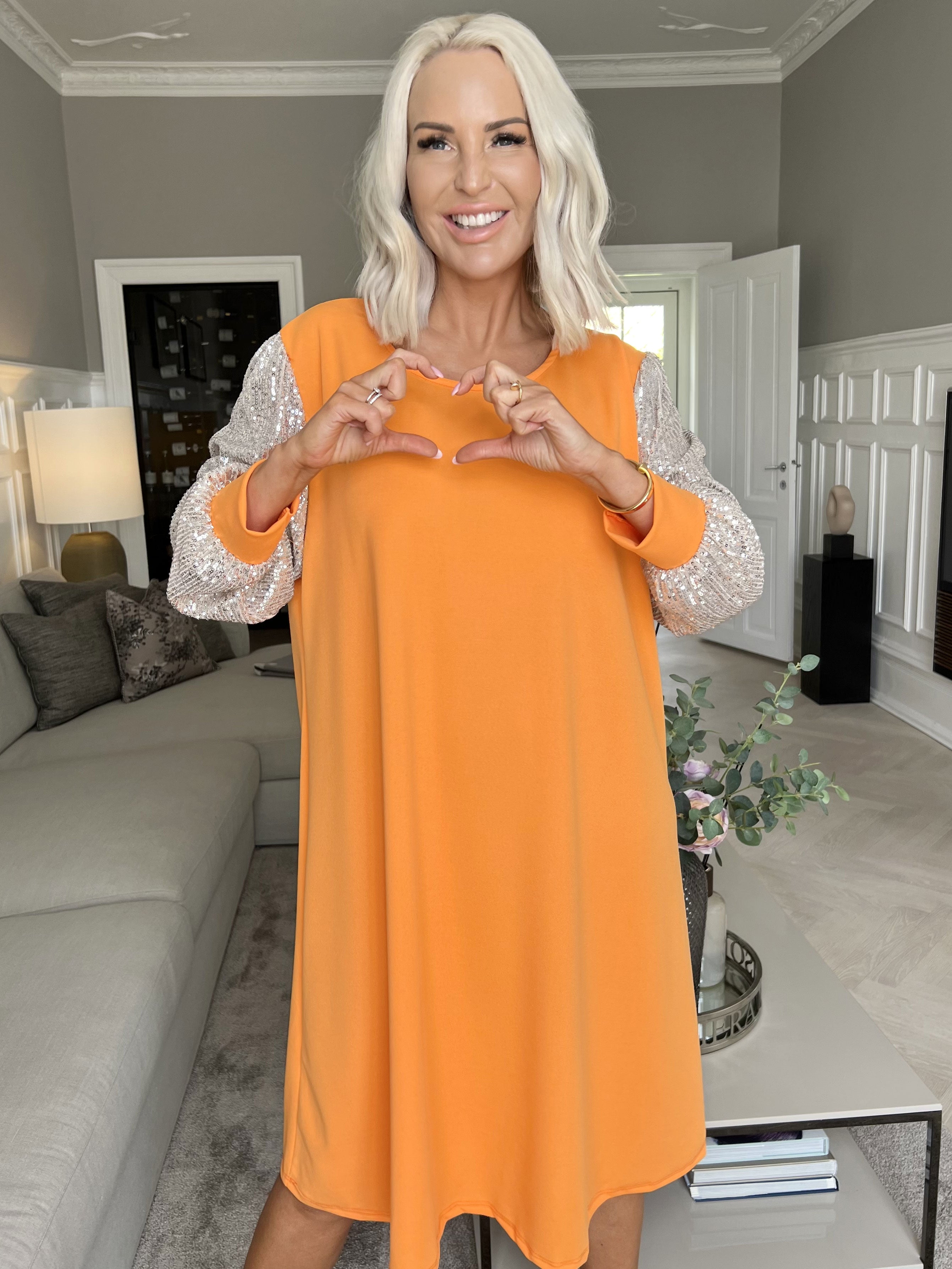 Djamila - Smuk kjole med paillet ærmer